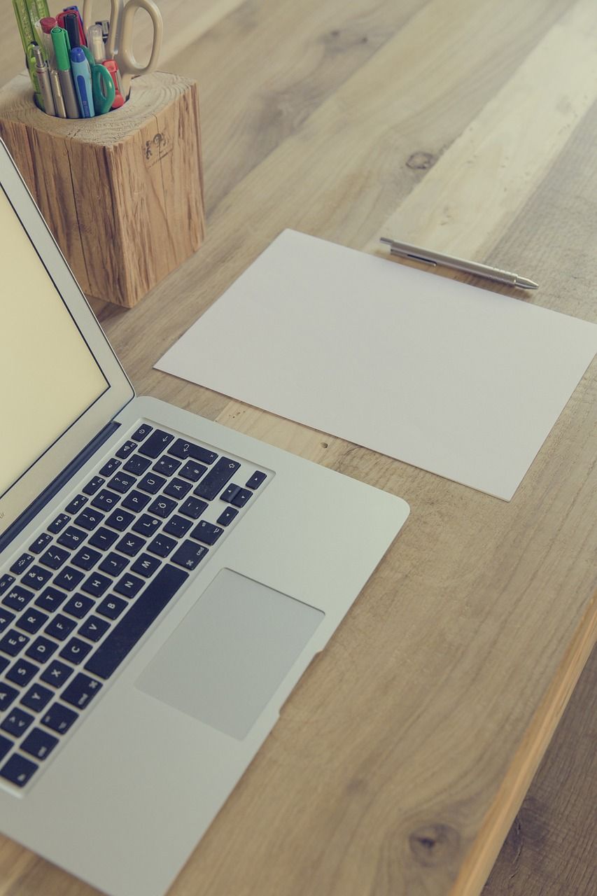 découvrez l'univers du co-working : un espace moderne et collaboratif où les entrepreneurs, freelances et créatifs se rassemblent pour partager des idées, travailler efficacement et réseauter dans un environnement inspirant.