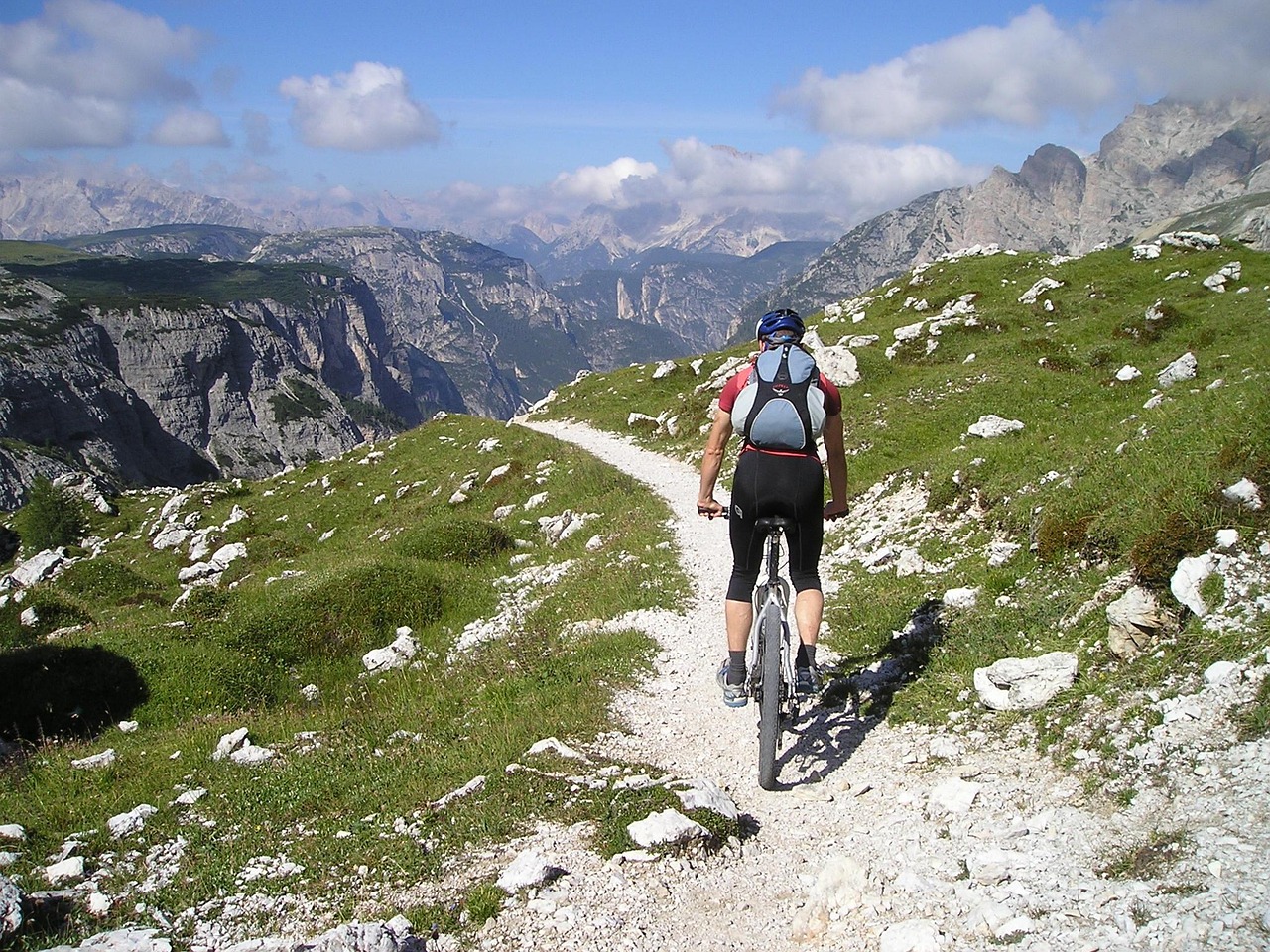 découvrez les secrets du bike touring : conseils, itinéraires et équipements pour des aventures à vélo inoubliables.