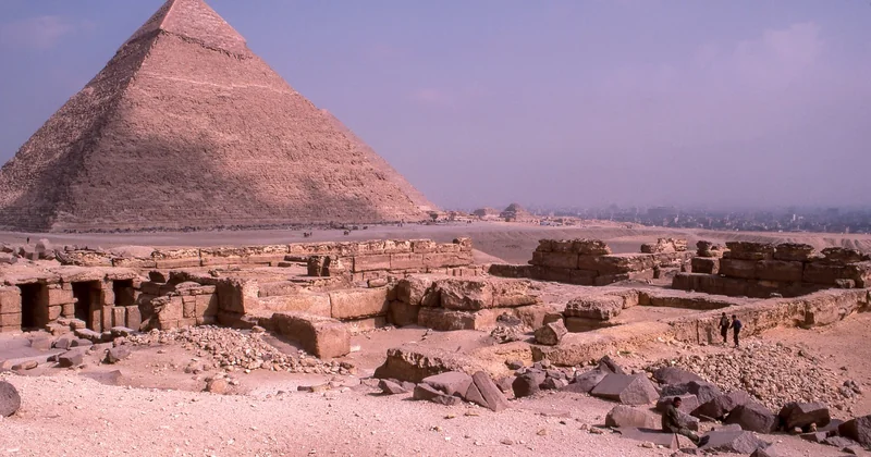 Construire la pyramide : dimensions et nombres de blocs par niveau