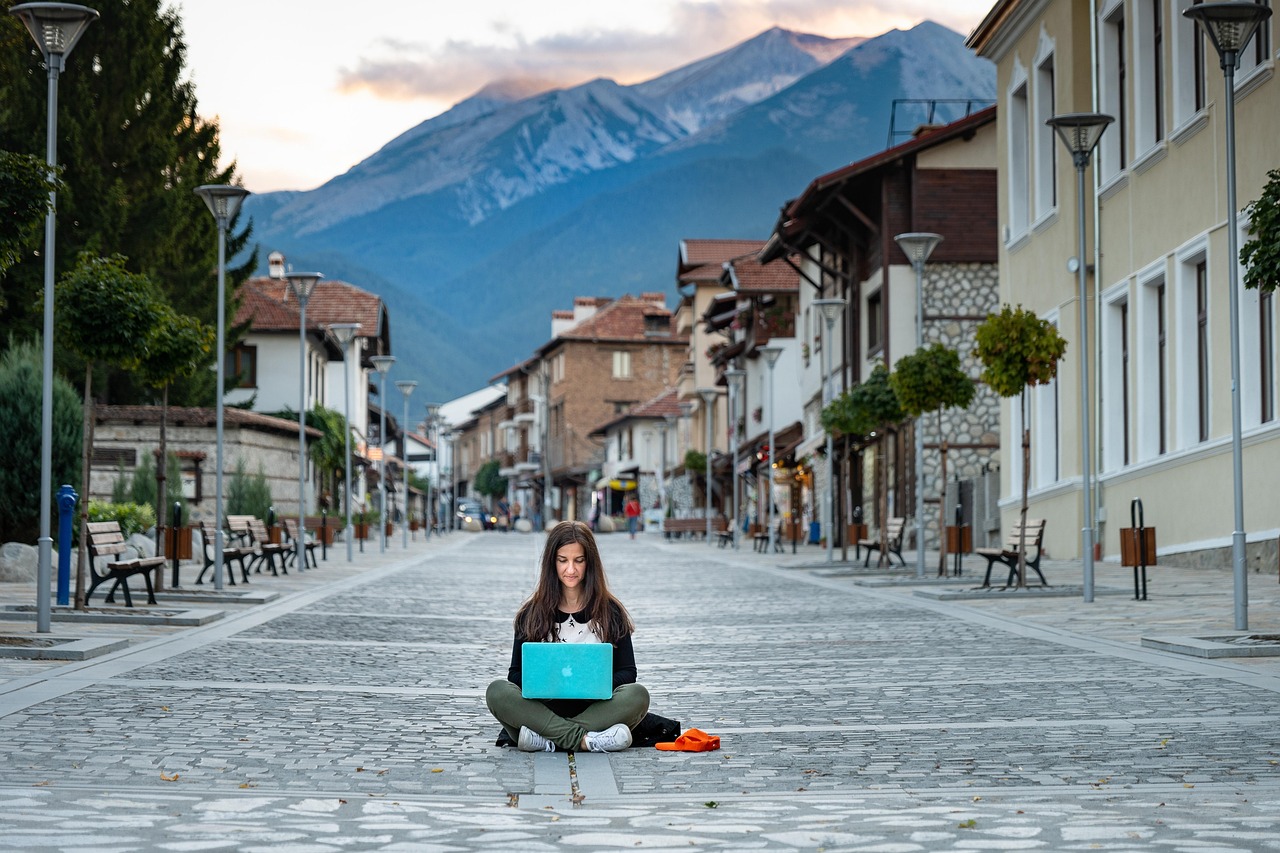 découvrez l'univers des digital nomads : un mode de vie flexible qui vous permet de travailler tout en voyageant à travers le monde. apprenez comment allier travail et exploration, et profitez de conseils pratiques pour devenir un nomade numérique.