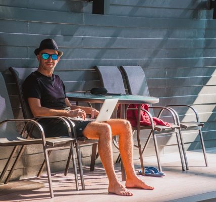 découvrez le mode de vie fascinant des digital nomads, ces travailleurs d'un nouveau genre qui allient travail à distance et voyages. explorez les meilleures destinations, les conseils pour optimiser votre productivité tout en voyageant, et apprenez comment devenir un digital nomad épanoui.