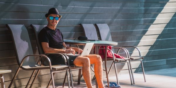découvrez le mode de vie fascinant des digital nomads, ces travailleurs d'un nouveau genre qui allient travail à distance et voyages. explorez les meilleures destinations, les conseils pour optimiser votre productivité tout en voyageant, et apprenez comment devenir un digital nomad épanoui.