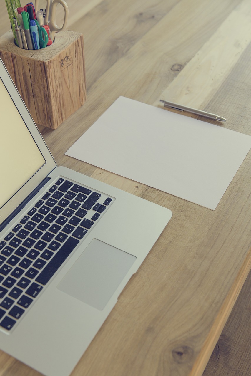 découvrez l'univers du co-working : un espace moderne et collaboratif où les entrepreneurs, freelances et créatifs se rassemblent pour partager des idées, travailler efficacement et réseauter dans un environnement inspirant.