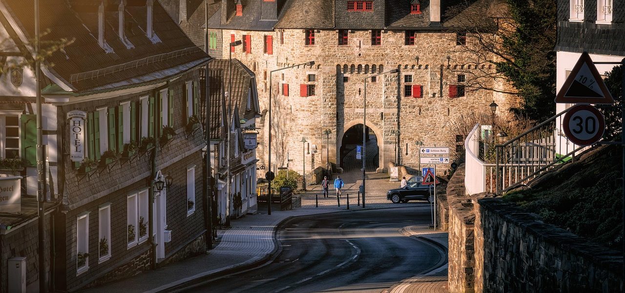 découvrez les richesses du passé lors d'une promenade historique captivante. plongez dans l'histoire locale à travers des sites emblématiques, des récits fascinants et des paysages emblématiques. une expérience enrichissante pour les passionnés d'histoire et les curieux.