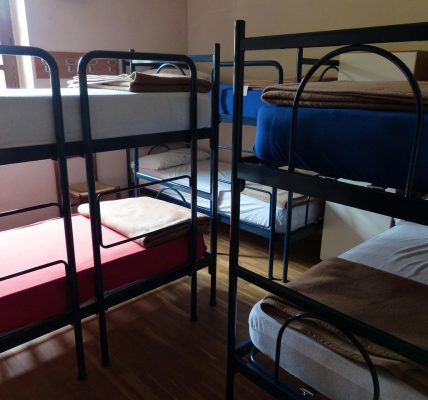découvrez notre auberge de jeunesse chaleureuse et conviviale, idéale pour les voyageurs en quête d'aventures. profitez de chambres confortables, d'espaces de vie animés et d'une atmosphère accueillante, le tout à un prix abordable. que vous voyagiez seul ou en groupe, notre hostel est le point de départ parfait pour explorer la ville!