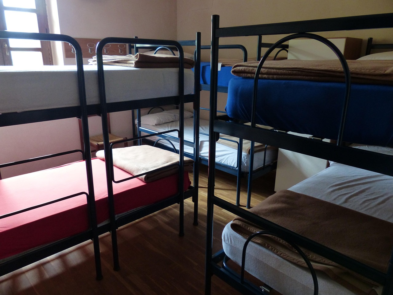 découvrez notre auberge de jeunesse chaleureuse et conviviale, idéale pour les voyageurs en quête d'aventures. profitez de chambres confortables, d'espaces de vie animés et d'une atmosphère accueillante, le tout à un prix abordable. que vous voyagiez seul ou en groupe, notre hostel est le point de départ parfait pour explorer la ville!