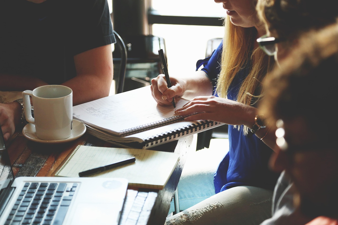 découvrez comment optimiser vos réunions internationales grâce à des conseils pratiques, des astuces de communication et des outils efficaces pour favoriser la collaboration transfrontalière.