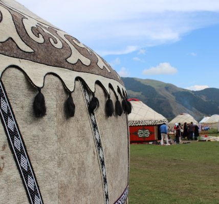 découvrez l'univers des nomades : un mode de vie inspirant qui prône la liberté, l'exploration et la connexion avec la nature. rejoignez une communauté d'aventuriers prêts à partager leurs expériences et conseils pour vivre pleinement chaque instant, où que vous soyez.
