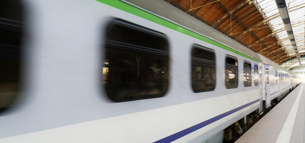 découvrez l'importance des transports publics pour la mobilité urbaine. explorez les avantages écologiques, économiques et sociaux de l'utilisation des bus, trains et tramways dans les villes modernes.