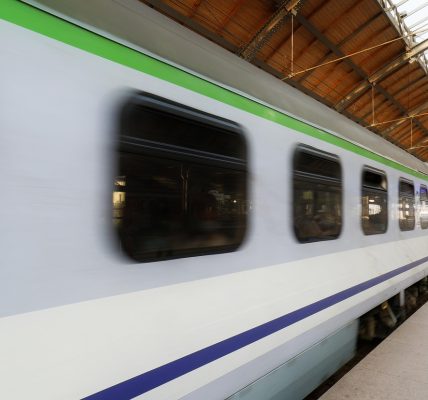 découvrez l'importance des transports publics pour la mobilité urbaine. explorez les avantages écologiques, économiques et sociaux de l'utilisation des bus, trains et tramways dans les villes modernes.