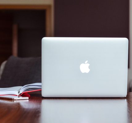 découvrez les avantages et les défis du travail à distance. apprenez comment optimiser votre productivité, maintenir une bonne communication et équilibrer votre vie professionnelle et personnelle en travaillant depuis chez vous.