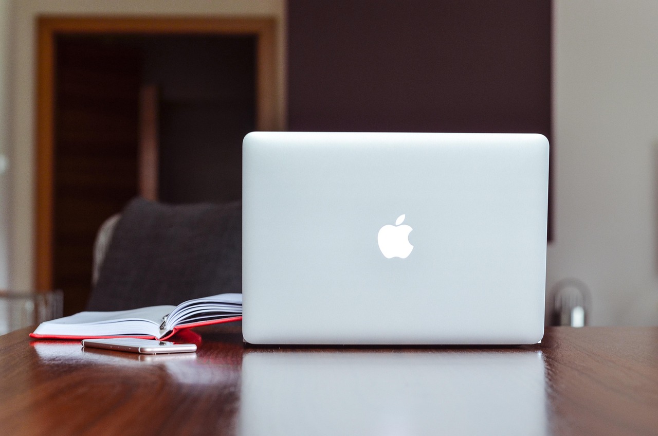 découvrez les avantages et les défis du travail à distance. apprenez comment optimiser votre productivité, maintenir une bonne communication et équilibrer votre vie professionnelle et personnelle en travaillant depuis chez vous.