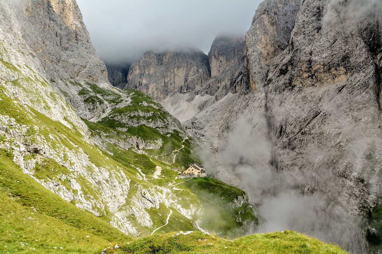 découvrez l'urban trekking, une aventure captivante au cœur des villes. explorez des itinéraires insolites, découvrez des lieux secrets et vivez une expérience unique en alliant randonnée et exploration urbaine.