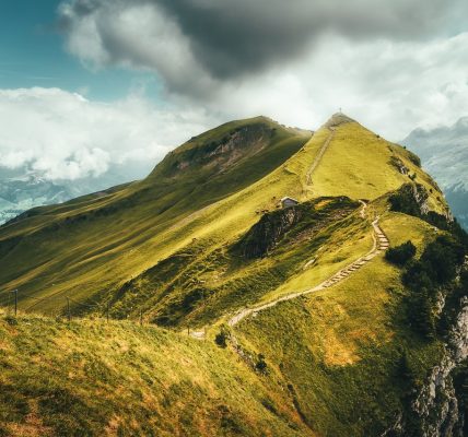 découvrez le plaisir du urban trekking, une aventure unique qui vous permet d'explorer les paysages urbains sous un nouvel angle. marchez à travers les rues animées, les parcs cachés et les monuments emblématiques tout en restant actif et en découvrant la culture locale. rejoignez un groupe de passionnés ou partez seul à la découverte des trésors cachés de votre ville!