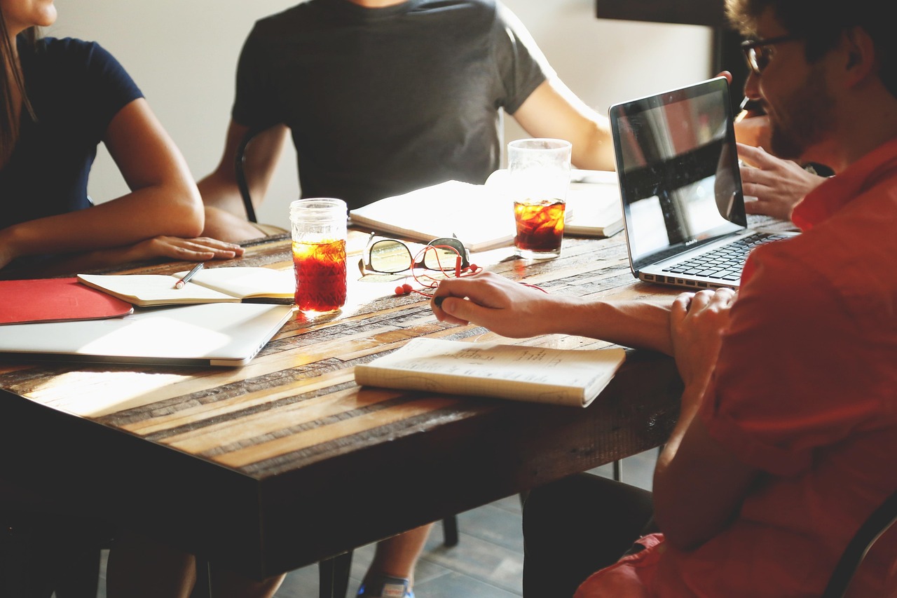 découvrez le nomadic brainstorming, une approche innovante pour stimuler la créativité et collaborer à distance tout en explorant de nouveaux horizons. idéal pour les équipes modernes cherchant à échanger des idées efficacement où qu'elles soient.