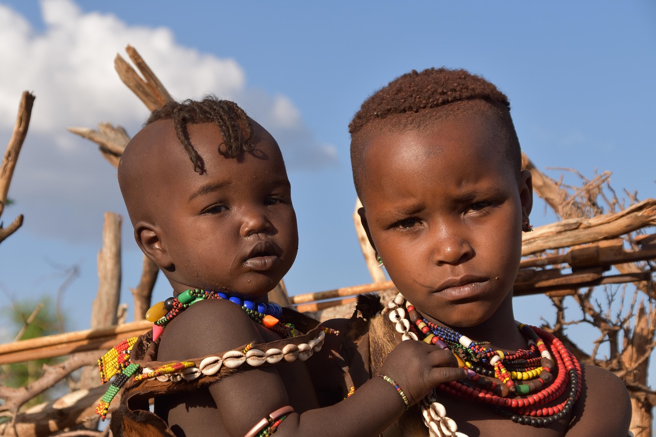 découvrez l'univers fascinant des tribus nomades, leurs traditions, leurs modes de vie uniques et leur relation profonde avec la nature. plongez dans un monde où la liberté et l'aventure sont au cœur de chaque jour.