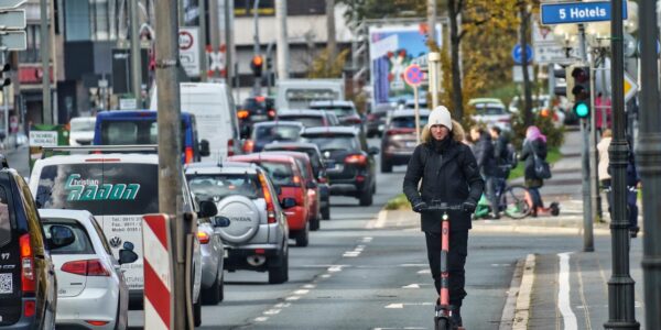découvrez comment voyager de manière durable en réduisant votre impact environnemental et en soutenant les communautés locales pour un tourisme responsable.